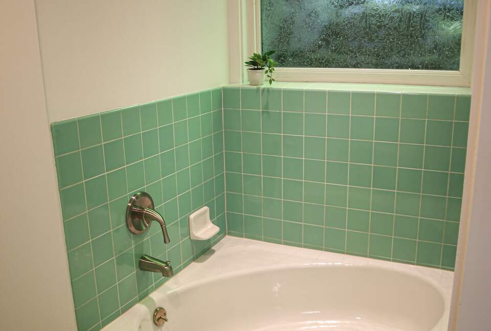 Mid-Century Gem with Garden & Jacuzzi in Innis Arden - Shoreline, Washington