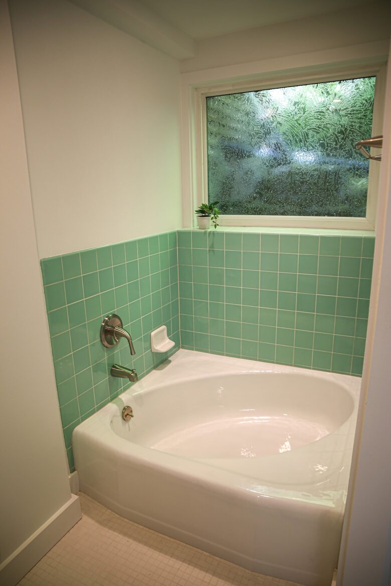 Mid-Century Gem with Garden & Jacuzzi in Innis Arden - Shoreline, Washington