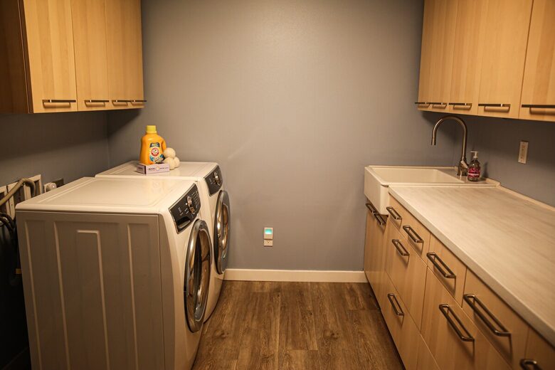 Mid-Century Gem with Garden & Jacuzzi in Innis Arden - Shoreline, Washington