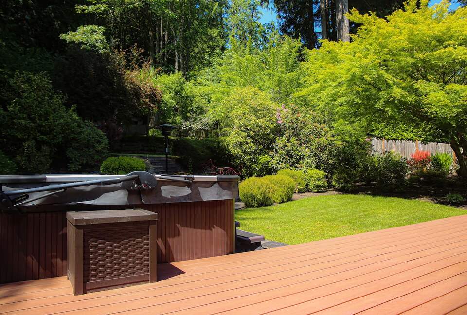 Mid-Century Gem with Garden & Jacuzzi in Innis Arden - Shoreline, Washington