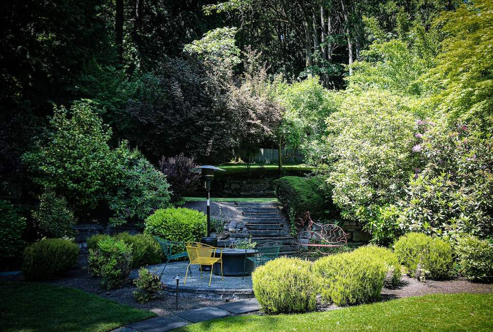 Mid-Century Gem with Garden & Jacuzzi in Innis Arden - Shoreline, Washington