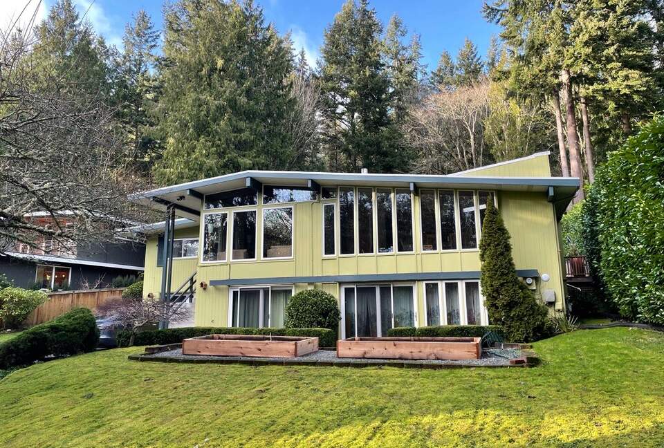 Mid-Century Gem with Garden & Jacuzzi in Innis Arden - Shoreline, Washington
