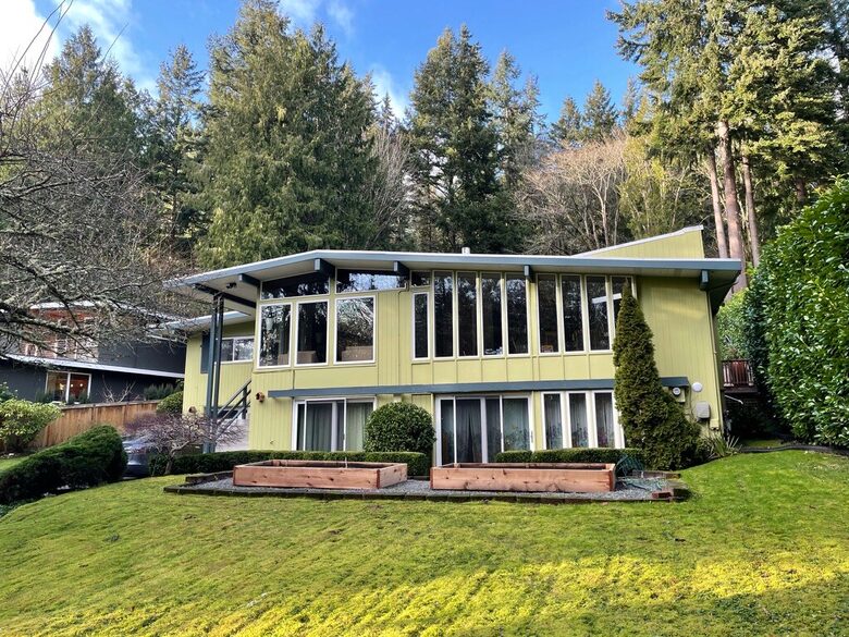 Mid-Century Gem with Garden & Jacuzzi in Innis Arden - Shoreline, Washington