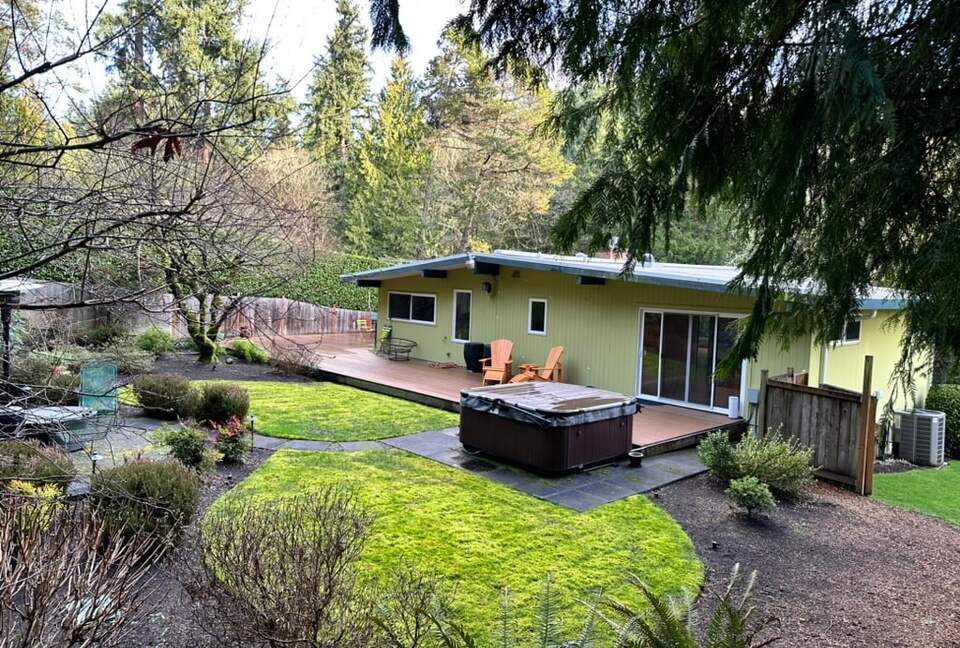 Mid-Century Gem with Garden & Jacuzzi in Innis Arden - Shoreline, Washington