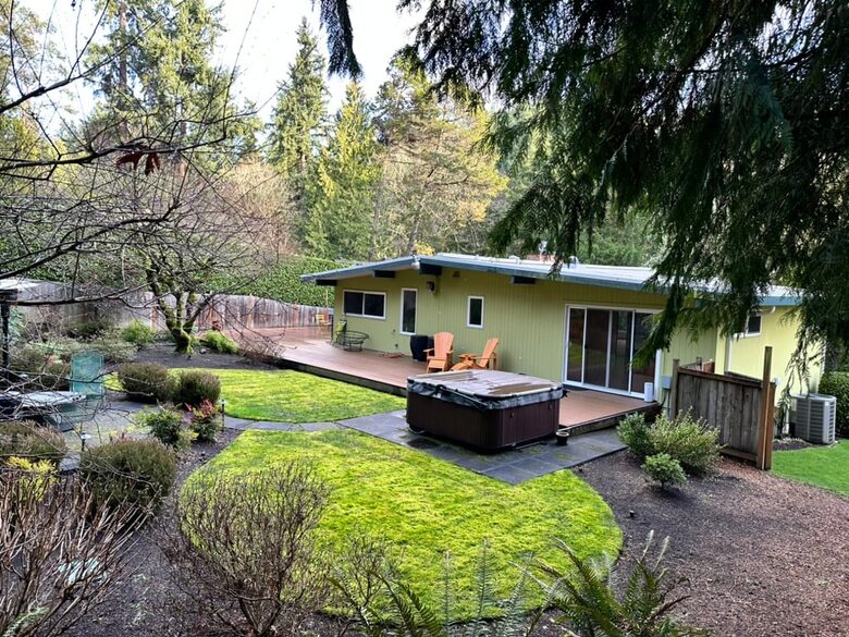 Mid-Century Gem with Garden & Jacuzzi in Innis Arden - Shoreline, Washington