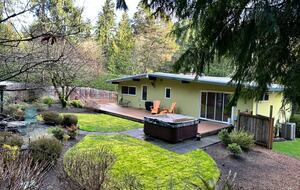 Mid-Century Gem with Garden & Jacuzzi in Innis Arden - Shoreline, Washington