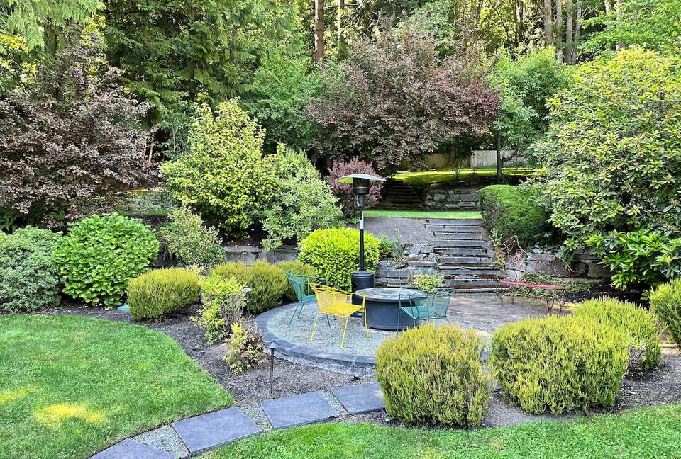 Mid-Century Gem with Garden & Jacuzzi in Innis Arden - Shoreline, Washington