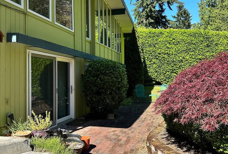 Mid-Century Gem with Garden & Jacuzzi in Innis Arden - Shoreline, Washington