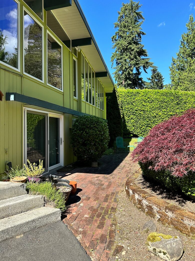 Mid-Century Gem with Garden & Jacuzzi in Innis Arden - Shoreline, Washington