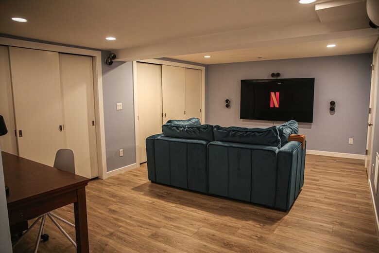 Mid-Century Gem with Garden & Jacuzzi in Innis Arden - Shoreline, Washington