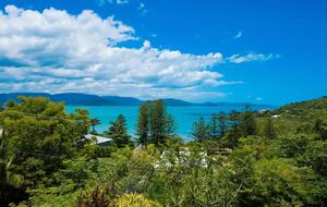 Tranquil Mandalay Retreat with Private Pool & Balinese Charm - Mandalay, Australia