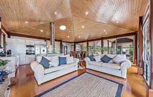 Tranquil Mandalay Retreat with Private Pool & Balinese Charm - Mandalay, Australia