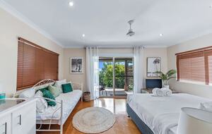 Tranquil Mandalay Retreat with Private Pool & Balinese Charm - Mandalay, Australia