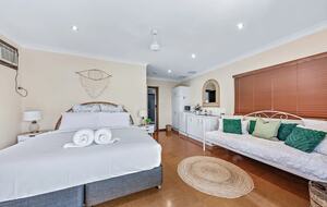 Tranquil Mandalay Retreat with Private Pool & Balinese Charm - Mandalay, Australia