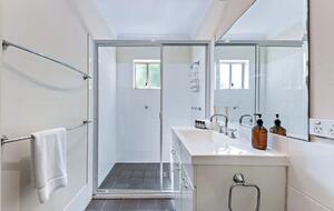 Tranquil Mandalay Retreat with Private Pool & Balinese Charm - Mandalay, Australia