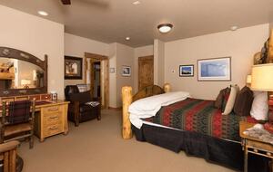 Grand Big Sky Ski In/Ski Out Lodge | Moon Rider - Big Sky, Montana