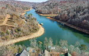 Tranquil Lakefront Escape with Private Dock & Hot Tub - Speedwell, Tennessee