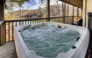 Tranquil Lakefront Escape with Private Dock & Hot Tub - Speedwell, Tennessee
