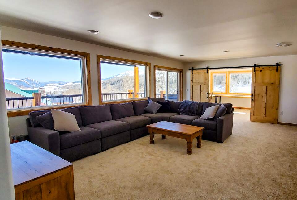 2nd living room on middle/bedroom floor with deck