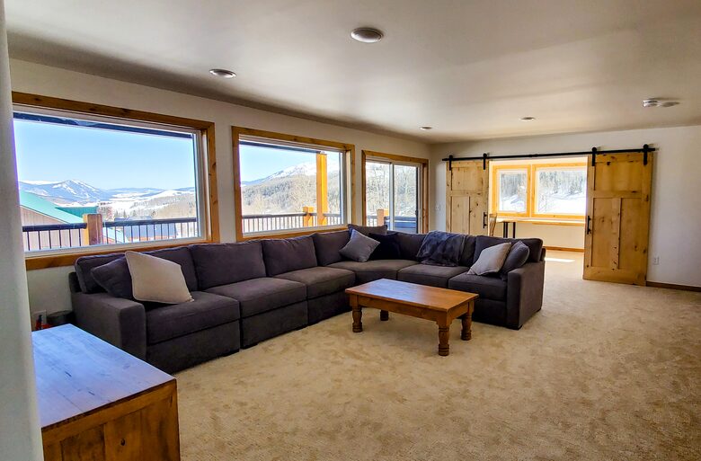 2nd living room on middle/bedroom floor with deck