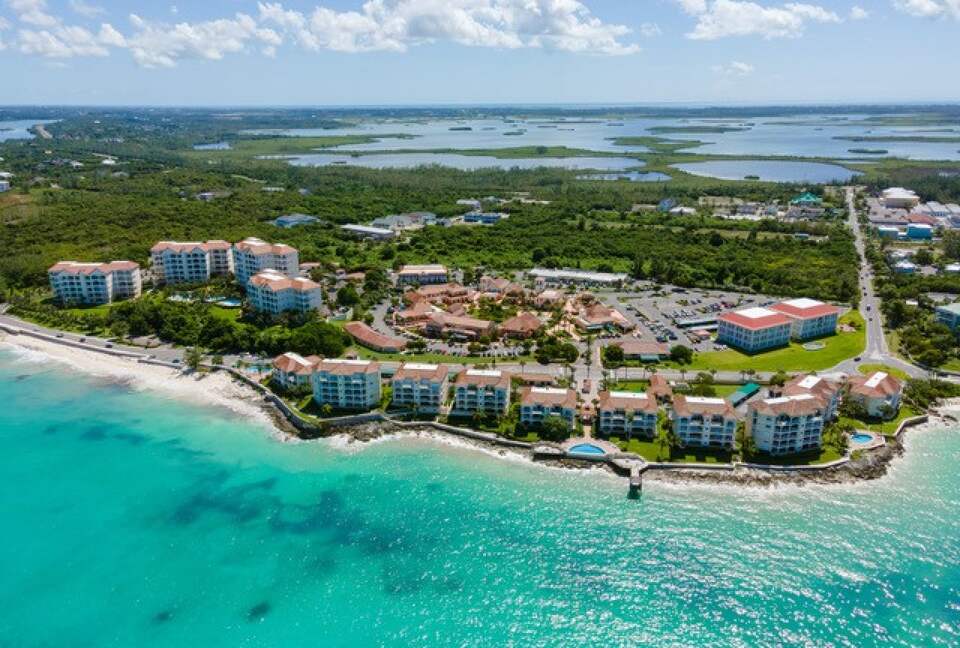 Oceanfront Escape in Exclusive Caves Point Community - Nassau, Bahamas