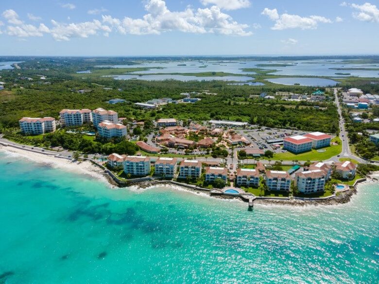 Oceanfront Escape in Exclusive Caves Point Community - Nassau, Bahamas