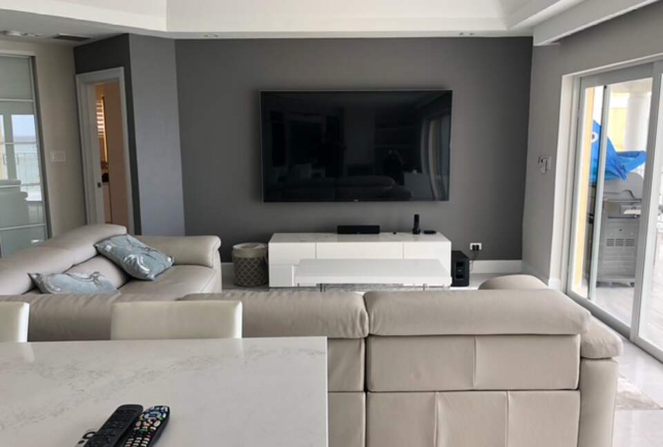 Oceanfront Escape in Exclusive Caves Point Community - Nassau, Bahamas