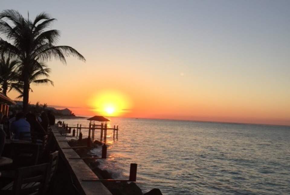 Oceanfront Escape in Exclusive Caves Point Community - Nassau, Bahamas