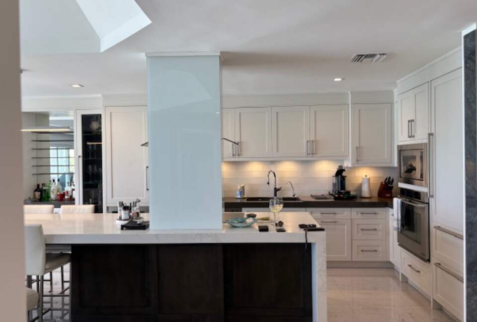 Oceanfront Escape in Exclusive Caves Point Community - Nassau, Bahamas