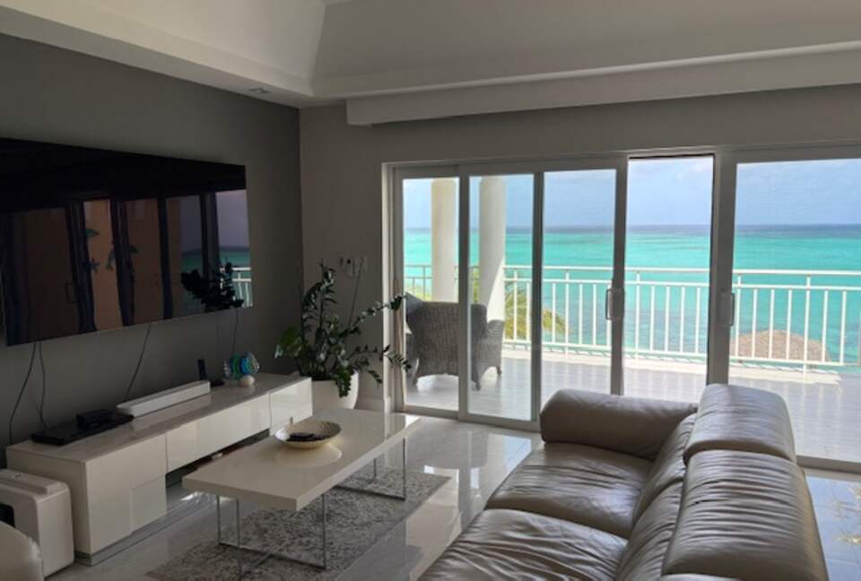 Oceanfront Escape in Exclusive Caves Point Community - Nassau, Bahamas