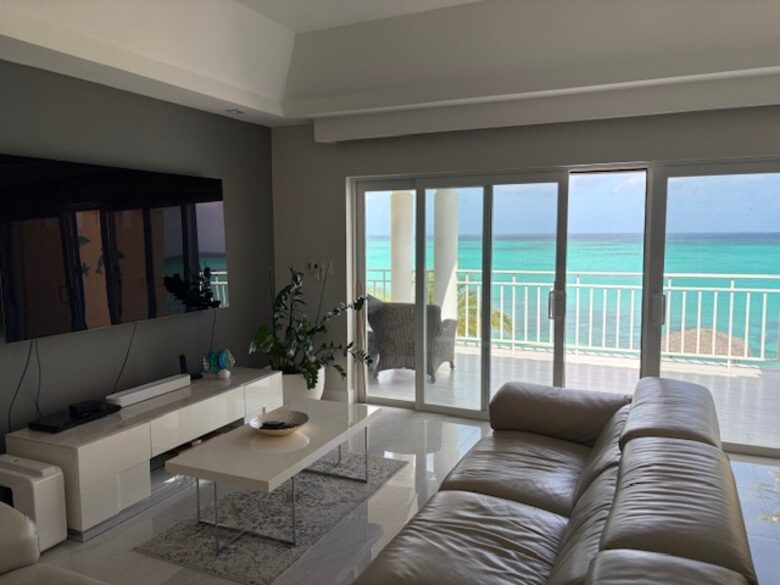 Oceanfront Escape in Exclusive Caves Point Community - Nassau, Bahamas