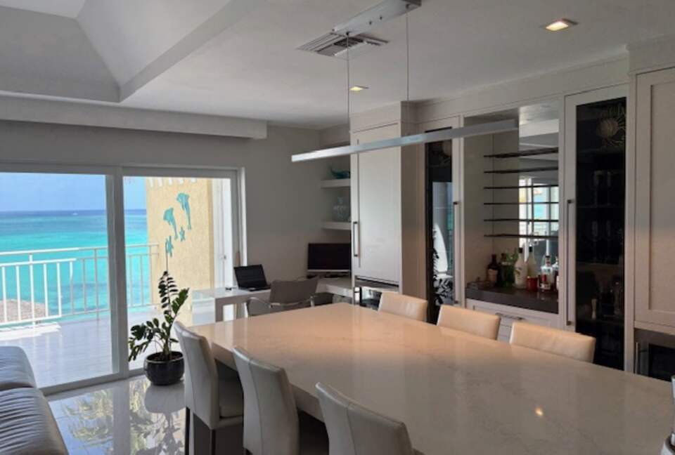 Oceanfront Escape in Exclusive Caves Point Community - Nassau, Bahamas