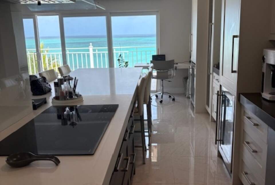 Oceanfront Escape in Exclusive Caves Point Community - Nassau, Bahamas