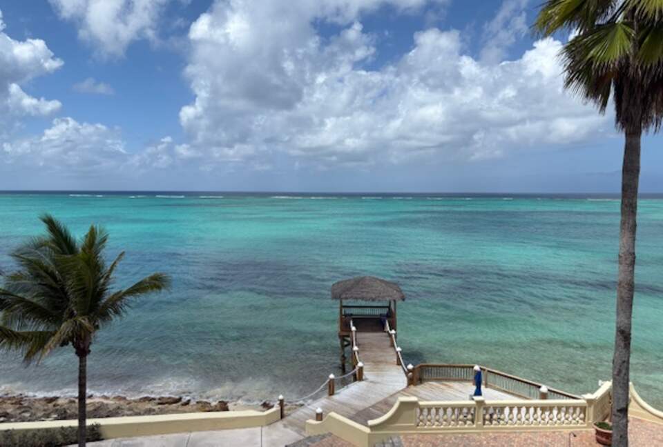 Oceanfront Escape in Exclusive Caves Point Community - Nassau, Bahamas