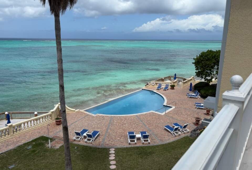 Oceanfront Escape in Exclusive Caves Point Community - Nassau, Bahamas