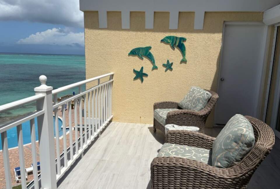 Oceanfront Escape in Exclusive Caves Point Community - Nassau, Bahamas