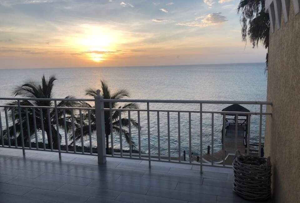 Oceanfront Escape in Exclusive Caves Point Community - Nassau, Bahamas