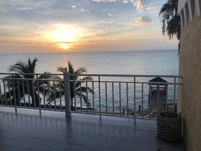 Oceanfront Escape in Exclusive Caves Point Community - Nassau, Bahamas