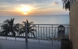 Oceanfront Escape in Exclusive Caves Point Community - Nassau, Bahamas