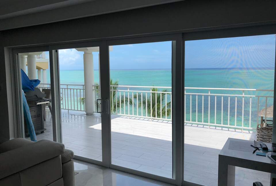 Oceanfront Escape in Exclusive Caves Point Community - Nassau, Bahamas