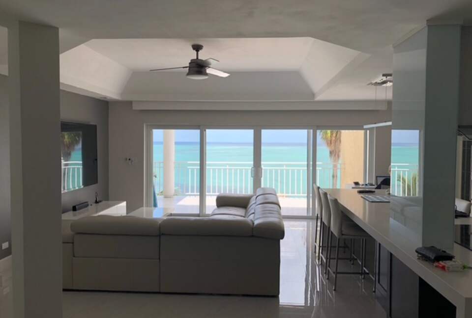 Oceanfront Escape in Exclusive Caves Point Community - Nassau, Bahamas