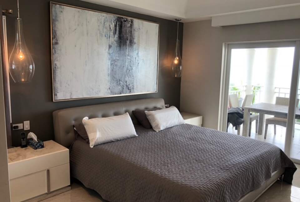 Oceanfront Escape in Exclusive Caves Point Community - Nassau, Bahamas