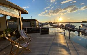 Elegant Houseboat Retreat with Panoramic Harbour Views - Bembridge, Isle of Wight, United Kingdom