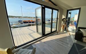 Elegant Houseboat Retreat with Panoramic Harbour Views - Bembridge, Isle of Wight, United Kingdom
