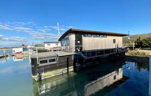 Elegant Houseboat Retreat with Panoramic Harbour Views - Bembridge, Isle of Wight, United Kingdom