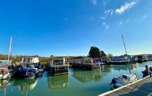 Elegant Houseboat Retreat with Panoramic Harbour Views - Bembridge, Isle of Wight, United Kingdom