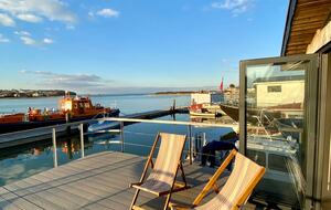 Elegant Houseboat Retreat with Panoramic Harbour Views - Bembridge, Isle of Wight, United Kingdom