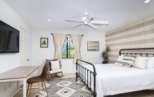 A Vibrant Retreat Near Naples Beach - Naples, Florida