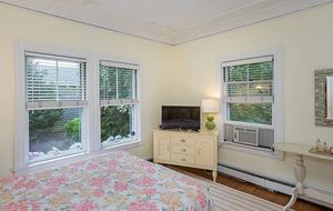 Charming Cottage Escape in the Heart of Nantucket - Nantucket, Massachusetts