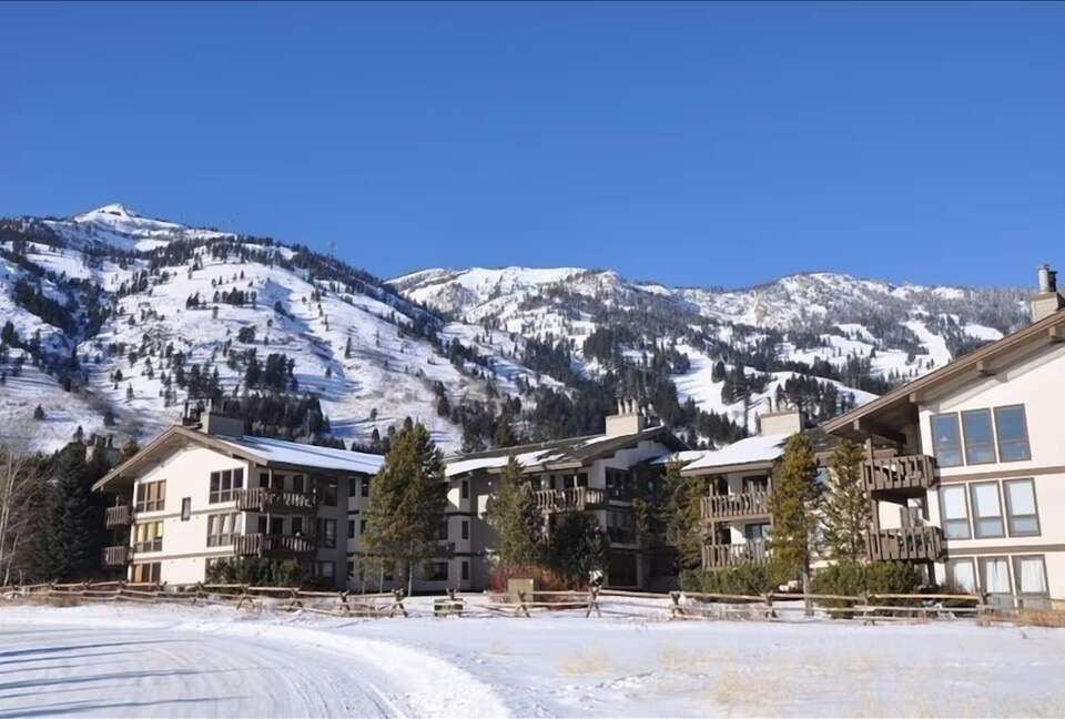 Jackson Hole Alpine Escape Ski in/ Ski & Resort Access - Wilson, Wyoming